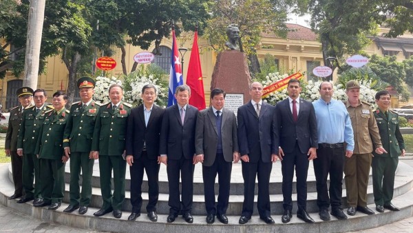 Kỷ niệm 173 năm ngày sinh Anh hùng dân tộc Cuba José Martí tại Hà Nội