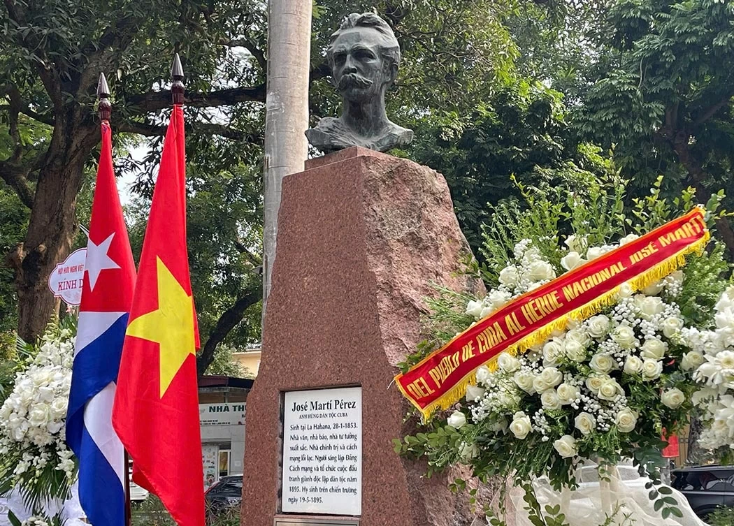 Đài tưởng niệm Anh hùng dân tộc Cuba José Martí tại Vườn hoa Tao Đàn - Hà Nội. (Ảnh: Phạm Trường)