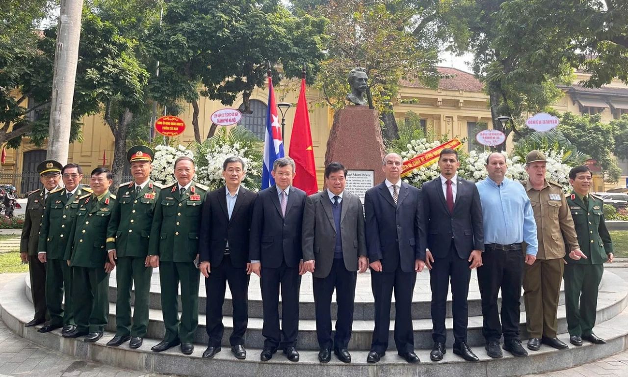 Đại sứ Cuba tại Việt Nam, đại diện các tổ chức hữu nghị và cựu chiến binh Việt Nam chụp ảnh lưu niệm tại buổi lễ. (Ảnh: Phạm Trường)