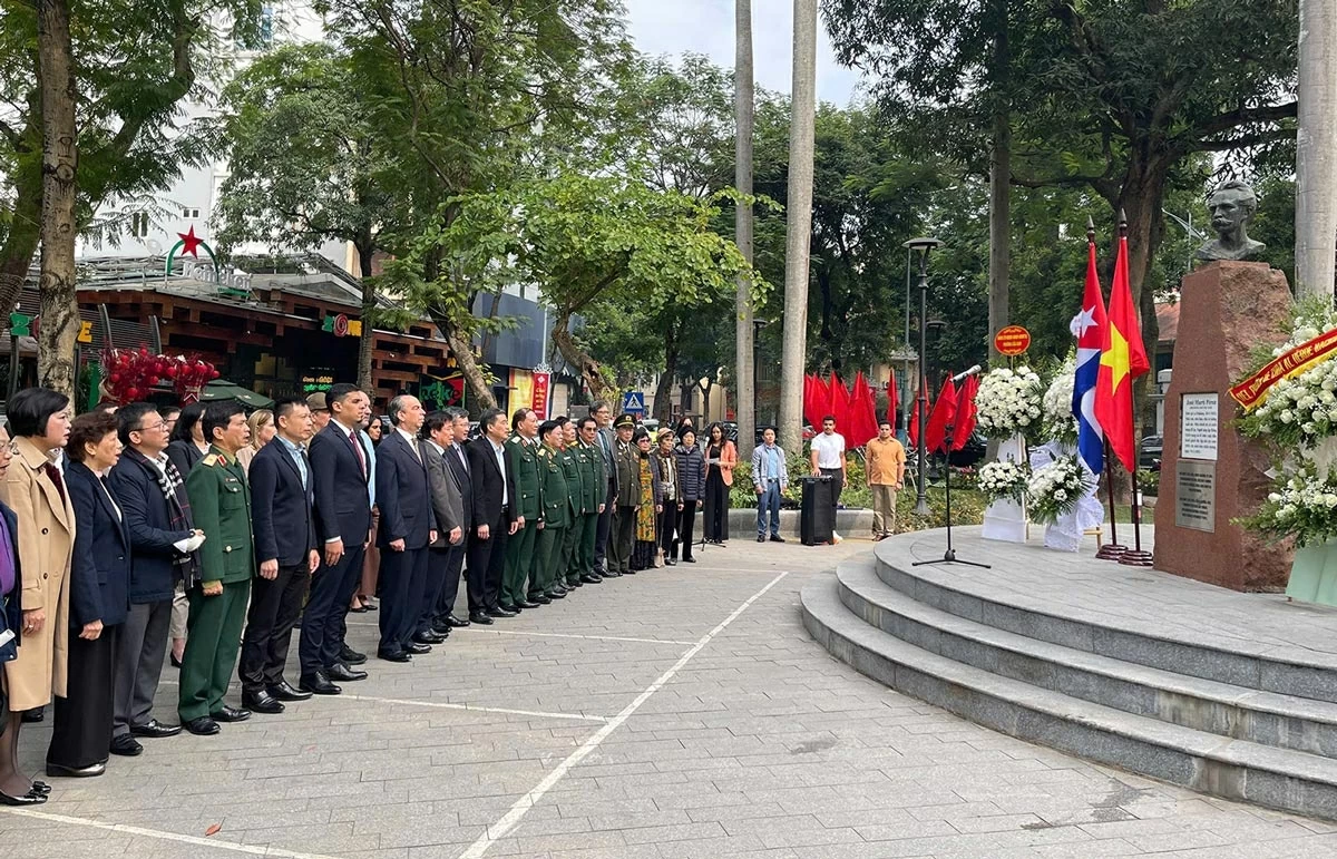 Đông đảo đại diện các tổ chức, cựu chiến binh và cựu sinh viên Việt Nam từng học tập tại Cuba tham dự lễ tưởng niệm. (Ảnh: Phạm Trường)