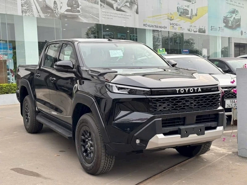 Hình ảnh Toyota Hilux 2026 xuất hiện ở đại lý trước thềm ra mắt.