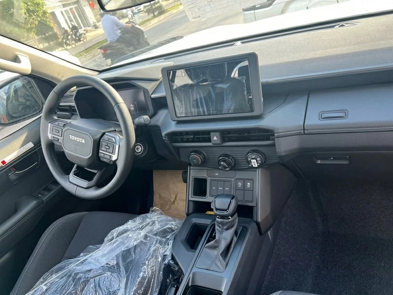 Không gian nội thất Hilux 2026 được nâng cấp đáng kể, mang phong cách số hóa. Không gian nội thất Hilux 2026 được nâng cấp đáng kể, mang phong cách số hóa.