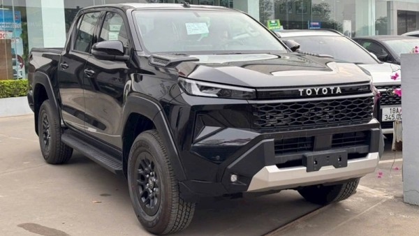 Toyota Hilux 2026 cập bến đại lý chuẩn bị ra mắt khách Việt