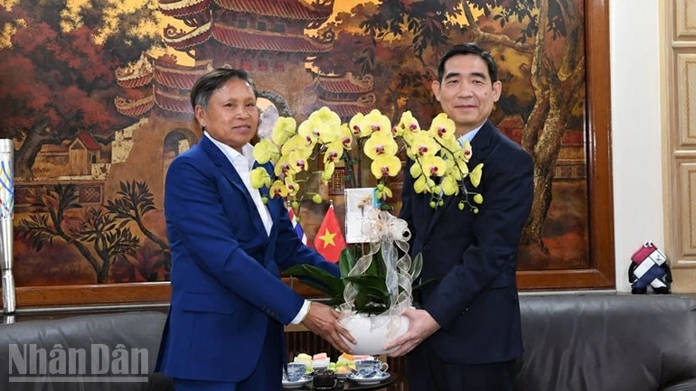Đại sứ quán Lào tại Thái Lan chúc mừng Đại hội XIV của Đảng Cộng sản Việt Nam Đại sứ quán Lào tại Thái Lan chúc mừng Đại hội XIV của Đảng Cộng sản Việt Nam