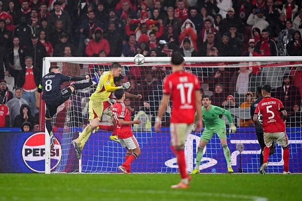 Xé lưới Real Madrid, thủ môn Benfica đi vào lịch sử Xé lưới Real Madrid, thủ môn Benfica đi vào lịch sử