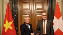 Phó Thủ tướng Thường trực Nguyễn Hòa Bình chào xã giao Tổng thống Thụy Sỹ Guy Parmelin