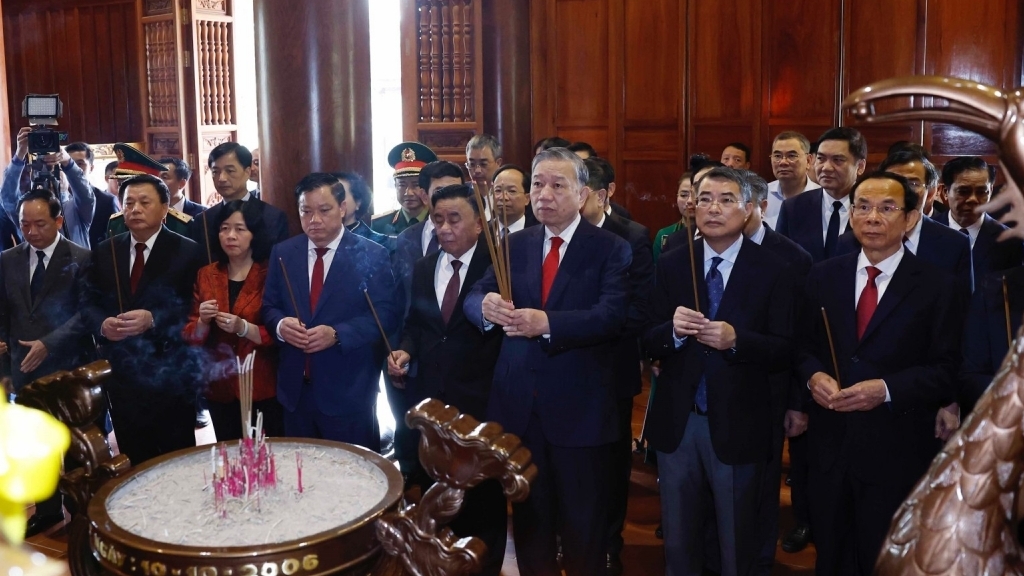 Tổng Bí thư Tô Lâm và Đoàn công tác Trung ương dâng hương tưởng niệm Chủ tịch Hồ Chí Minh