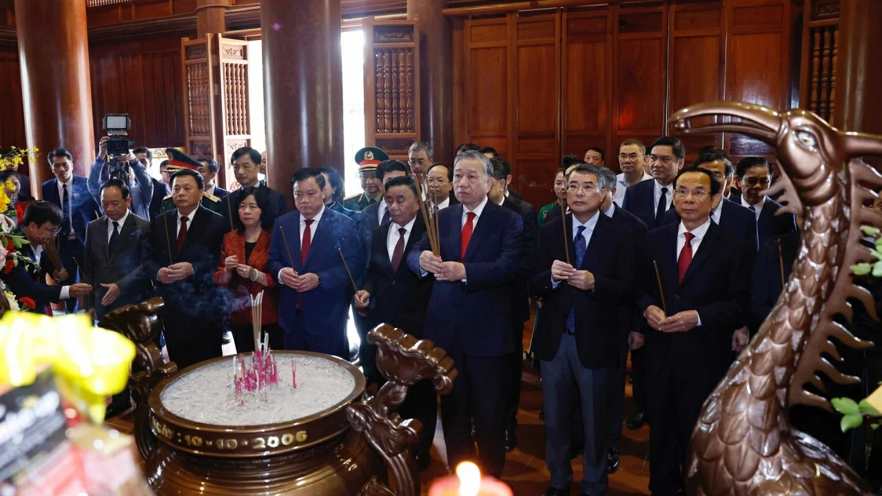 Tổng Bí thư Tô Lâm dâng hương tưởng niệm Chủ tịch Hồ Chí Minh tại Nghệ An Tổng Bí thư Tô Lâm dâng hương tưởng niệm Chủ tịch Hồ Chí Minh tại Nghệ An