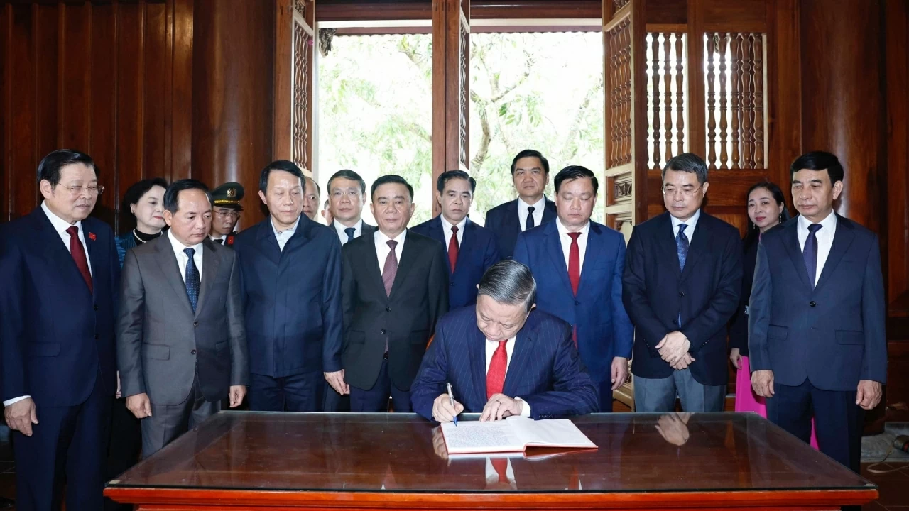 Tổng Bí thư Tô Lâm dâng hương tưởng niệm Chủ tịch Hồ Chí Minh tại Nghệ An