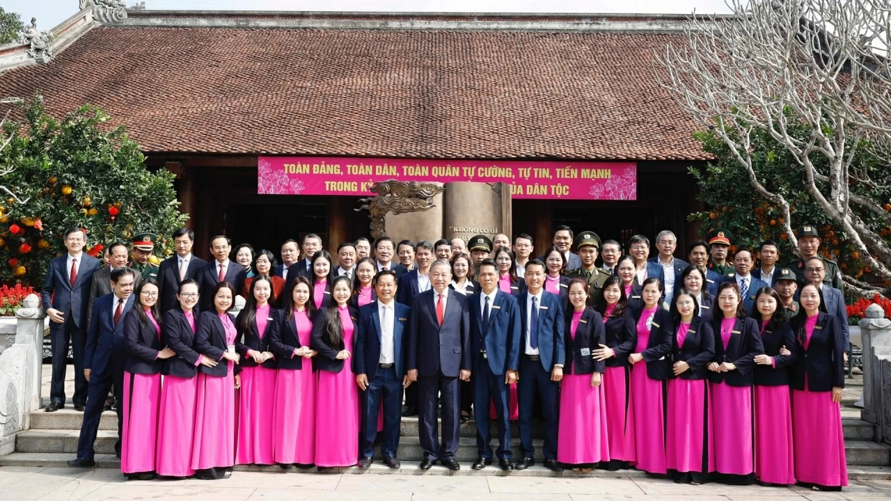 Tổng Bí thư Tô Lâm dâng hương tưởng niệm Chủ tịch Hồ Chí Minh tại Nghệ An