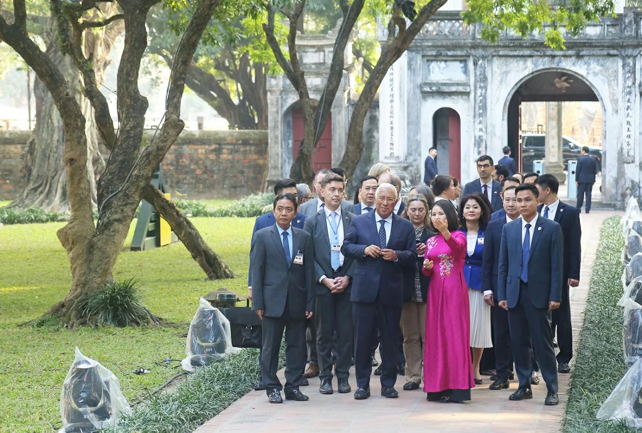 Chủ tịch Hội đồng châu Âu António Costa nghe giới thiệu về lịch sử hình thành và phát triển của Văn Miếu - Quốc Tử Giám. Nơi đây đã đào tạo ra nhiều thế hệ hiền tài của Việt Nam. (Ảnh: Thành Long)