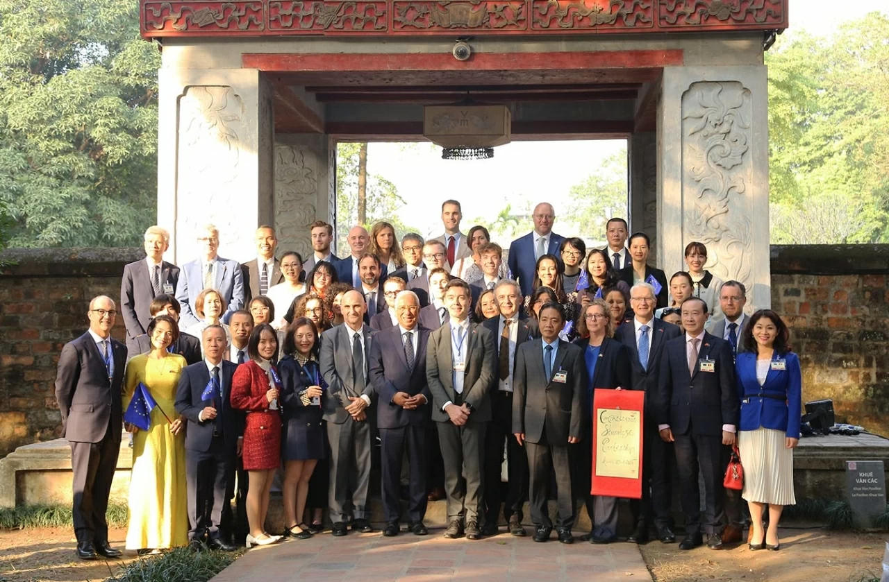 hủ tịch Hội đồng châu Âu António Costa chụp ảnh cùng đoàn đại biểu. (Ảnh: Thành Long)