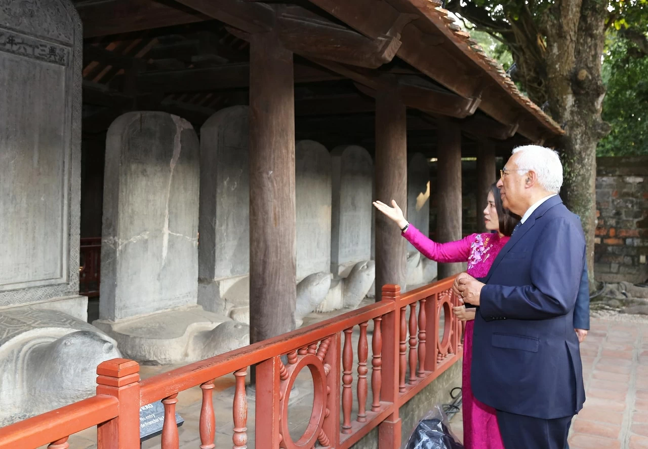 Chủ tịch Hội đồng châu Âu António Costa chiêm ngưỡng hàng bia Tiến sĩ tại Văn Miếu - Quốc Tử Giám. (Ảnh: Thành Long)