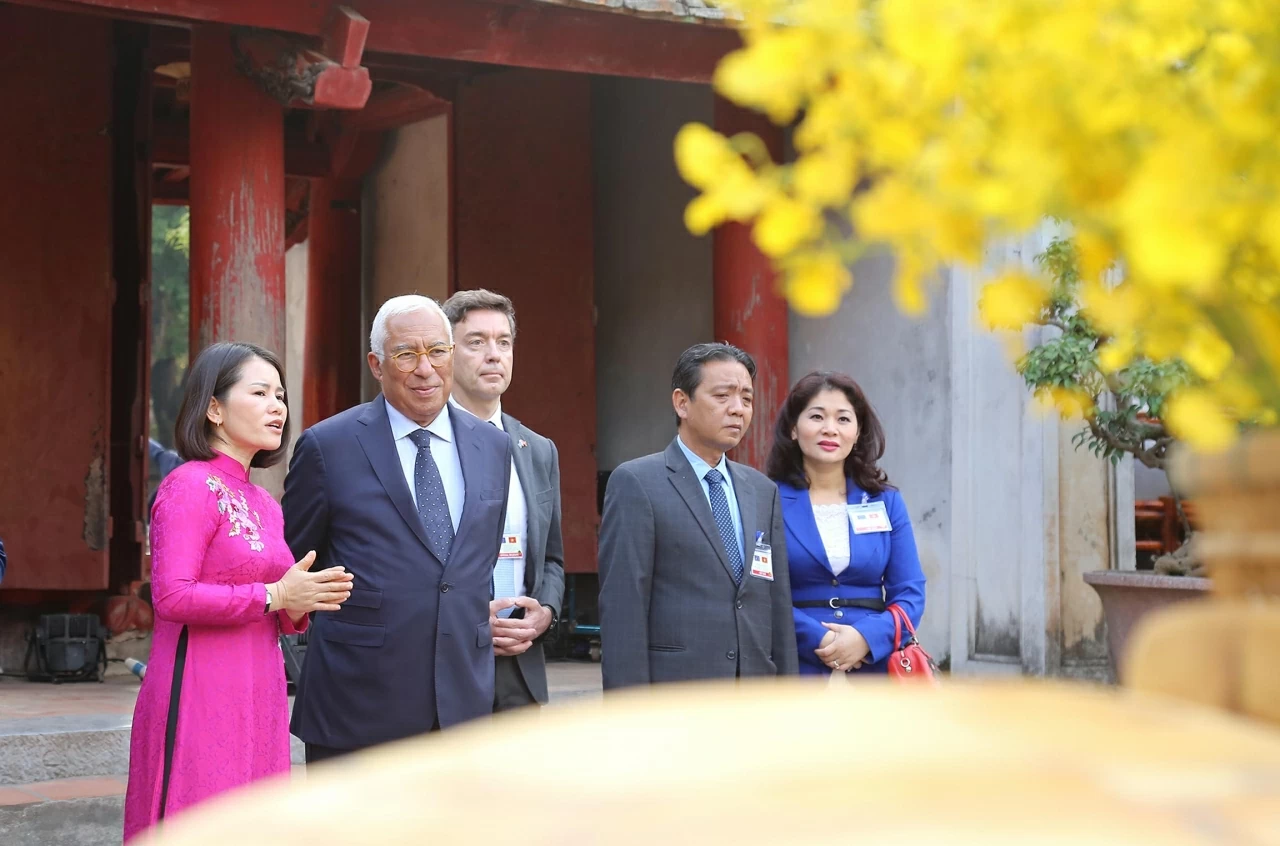 Chủ tịch Hội đồng châu Âu António Costa được giới thiệu về tết cổ truyền của dân tộc Việt Nam. (Ảnh: Thành Long)