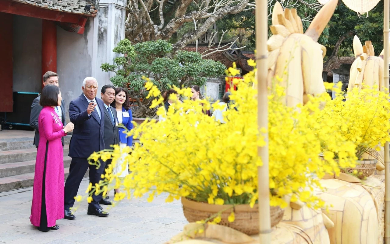 Chủ tịch Hội đồng châu Âu António Costa được giới thiệu về tết cổ truyền của dân tộc Việt Nam. (Ảnh: Thành Long)