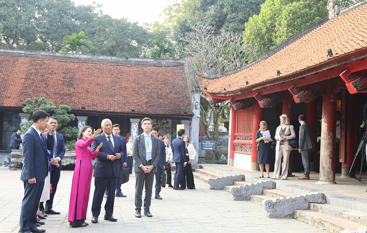 Văn Miếu - Quốc Tử Giám không chỉ là tài sản quý giá của Thủ đô Hà Nội nói riêng, của Việt Nam nói chung, quần thể di tích này đã trở thành tài sản, di sản văn hóa của nhân loại. (Ảnh: Thành Long)