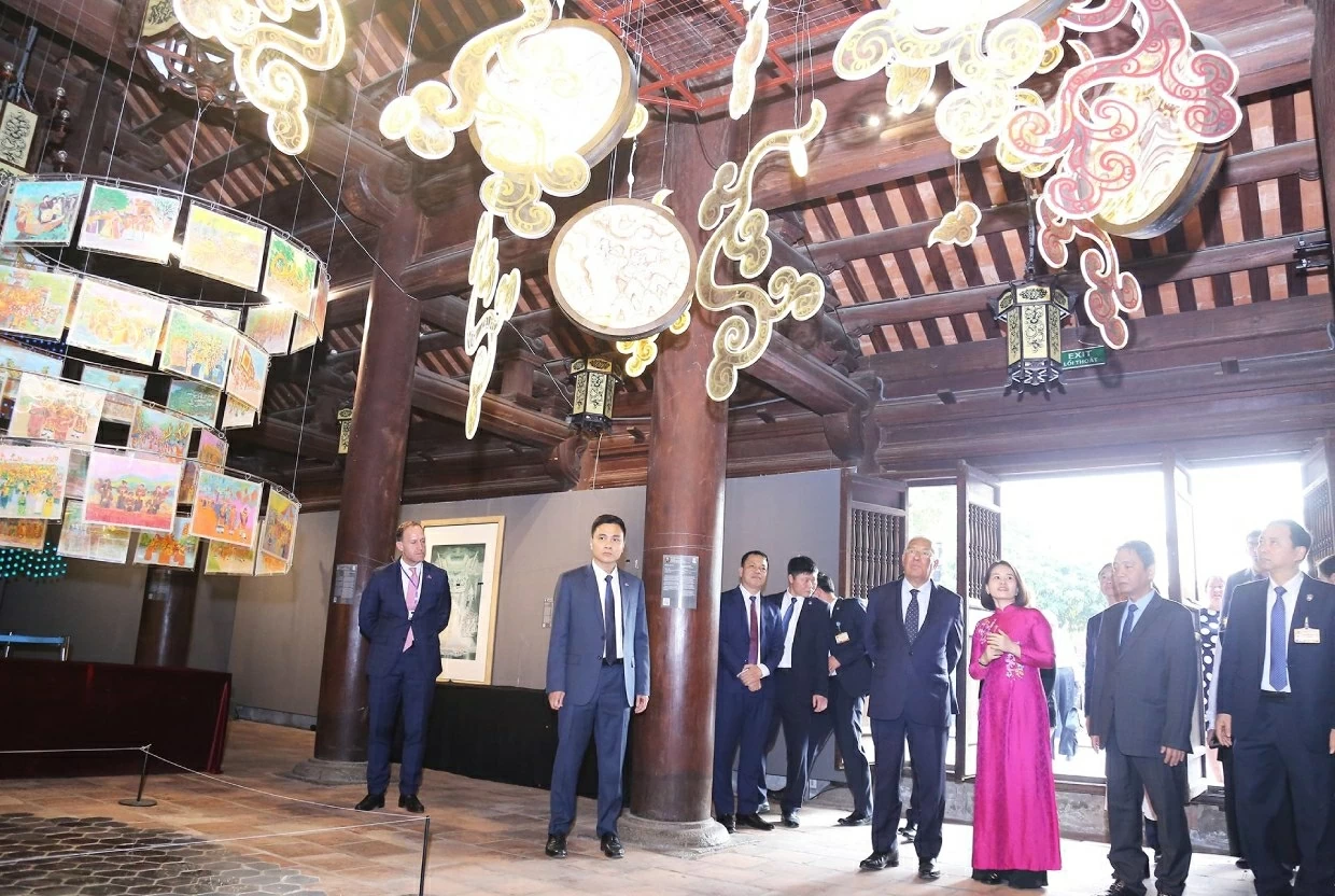 Chủ tịch Hội đồng châu Âu António Costa nghe giới thiệu Văn Miếu-Quốc Tử Giám là nơi lưu giữ những dấu ấn văn hóa, lịch sử của Thủ đô Hà Nội nghìn năm văn hiến, trở thành điểm đến hấp dẫn với du khách trong và ngoài nước. (Ảnh: Thành Long)