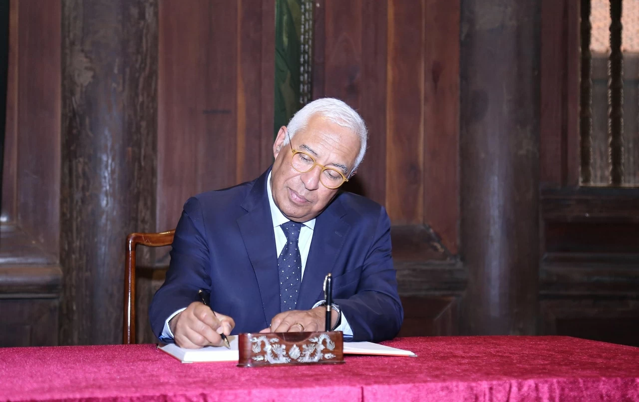 Chủ tịch Hội đồng châu Âu António Costa viết lưu bút. (Ảnh: Thành Long)