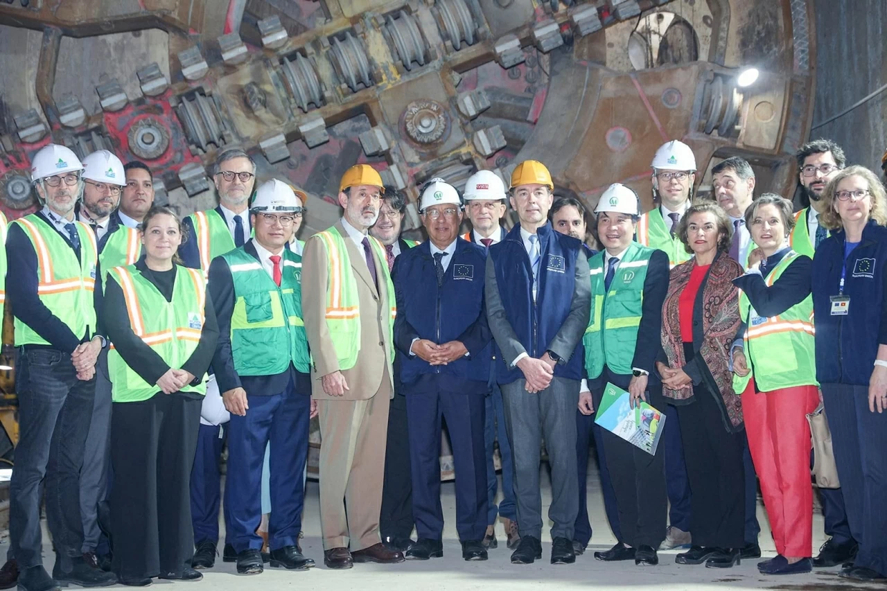 Tại đây ông tham quan và nghe giới thiệu về dự án. (Ảnh: Thành Long)