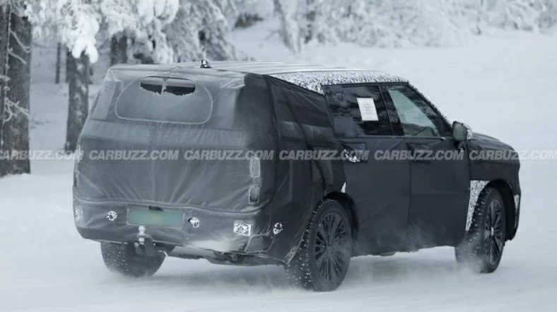 Phần đuôi xe, khu vực từng gây nhiều tranh luận, cũng được hãng điều chỉnh đáng kể. Phần đuôi xe, khu vực từng gây nhiều tranh luận, cũng được hãng điều chỉnh đáng kể.