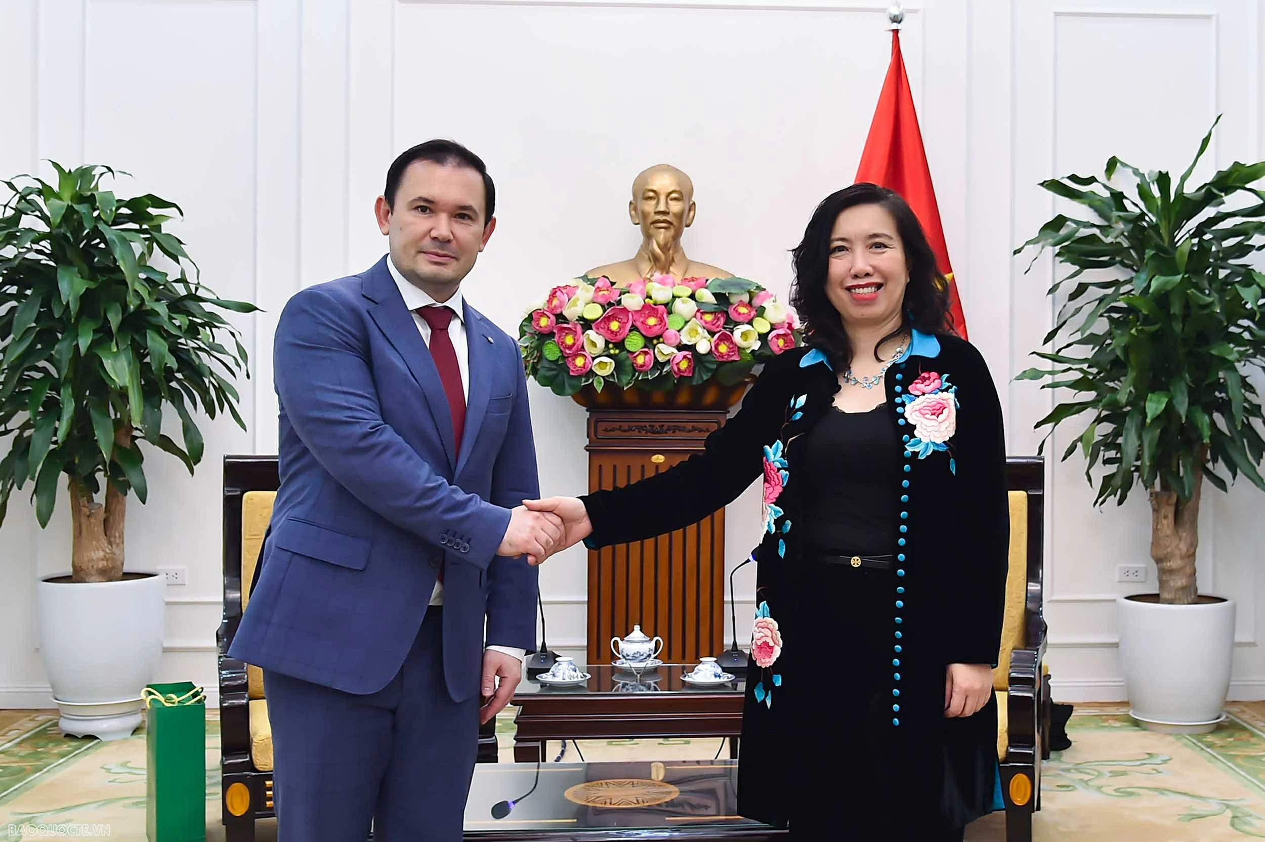Thứ trưởng Ngoại giao Lê Thị Thu Hằng tiếp Tổng giám đốc Zarubezhneft Việt Nam