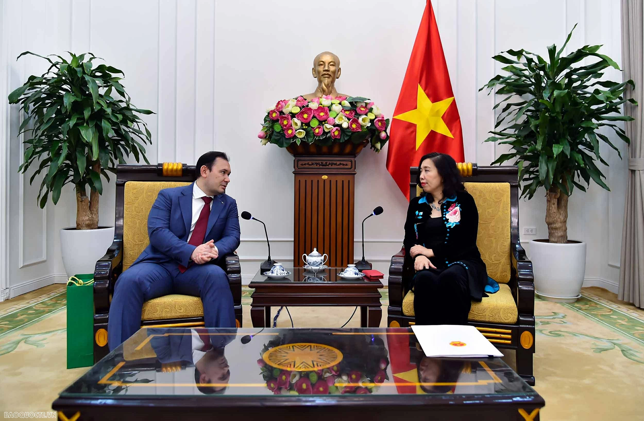 Thứ trưởng Ngoại giao Lê Thị Thu Hằng tiếp Tổng giám đốc Zarubezhneft Việt Nam