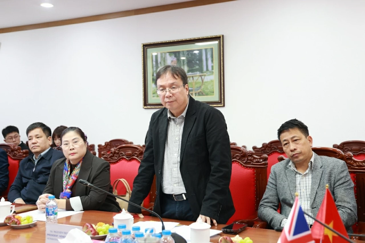 Nhà xuất bản Giáo dục Việt Nam bắt tay hợp tác với Tập đoàn Efekta Education (Vương quốc Anh) Nhà xuất bản Giáo dục Việt Nam bắt tay hợp tác với Tập đoàn Efekta Education (Vương quốc Anh)
