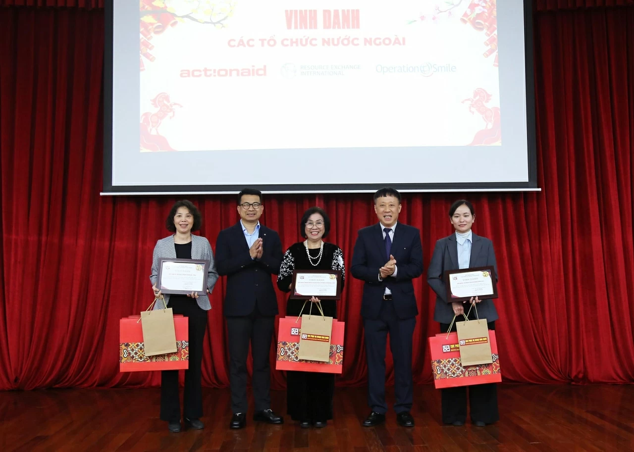 trao Giấy Vinh danh và Quà tri ân của CPVNGĐ giành cho ba Tổ chức nước ngoài nhằm ghi nhận và cảm ơn sự đồng hành, phối hợp trách nhiệm và hiệu quả trong công tác Quản lý lao động