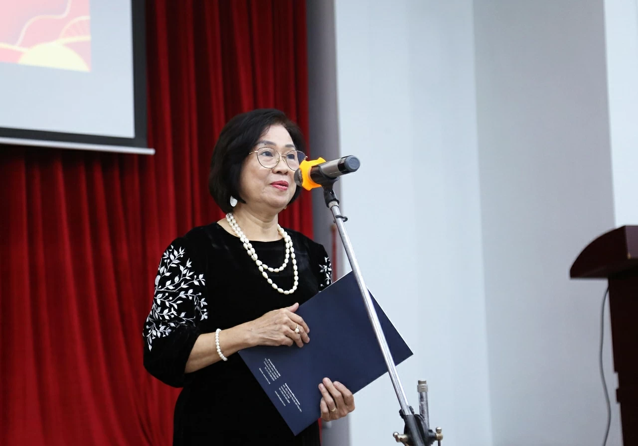 Bà Trần Phương Liên, Trưởng Văn phòng dự án Resource Exchange International chia sẻ cảm xúc tại buổi lễ. (Ảnh: Thành Long)