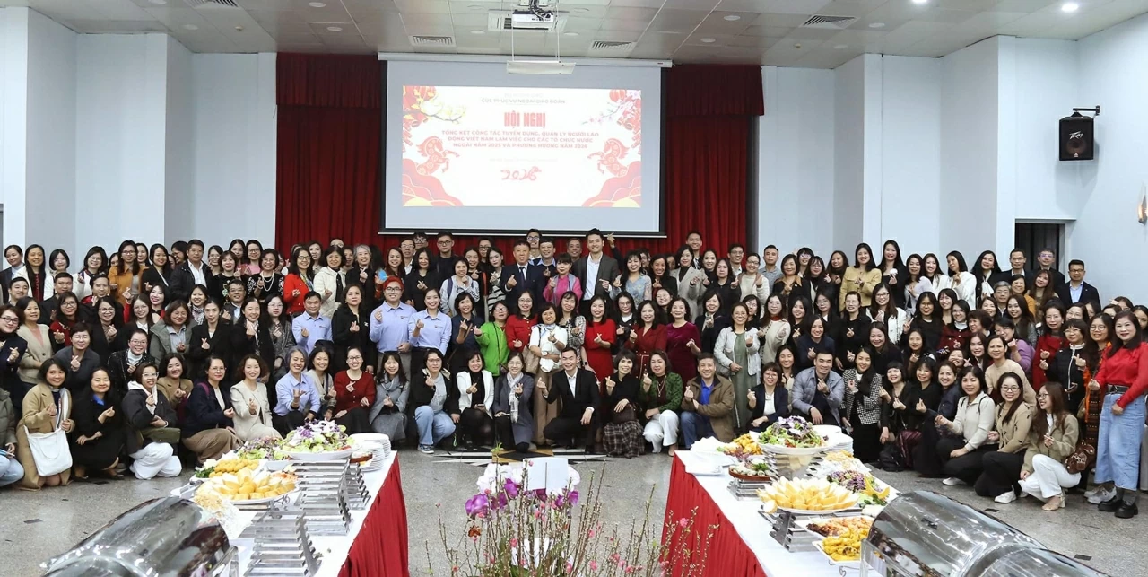 Các đại biểu chụp bức ảnh lưu niệm. (Ảnh: Thành Long)