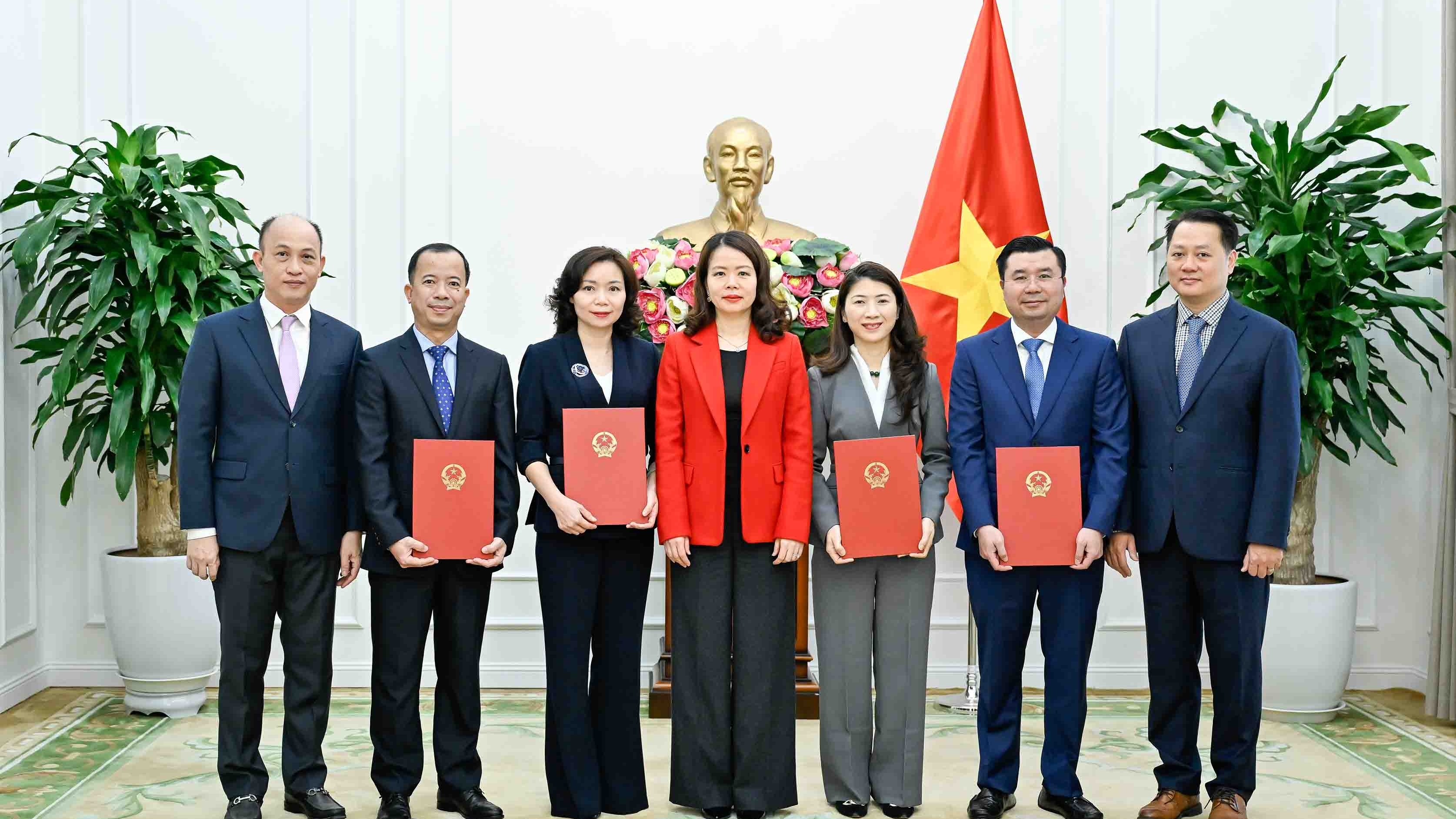 Thứ trưởng Ngoại giao Nguyễn Minh Hằng trao quyết định tiếp nhận, điều động lãnh đạo cấp Vụ