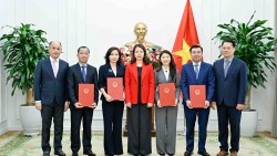 Thứ trưởng Ngoại giao Nguyễn Minh Hằng trao quyết định tiếp nhận, điều động lãnh đạo cấp Vụ