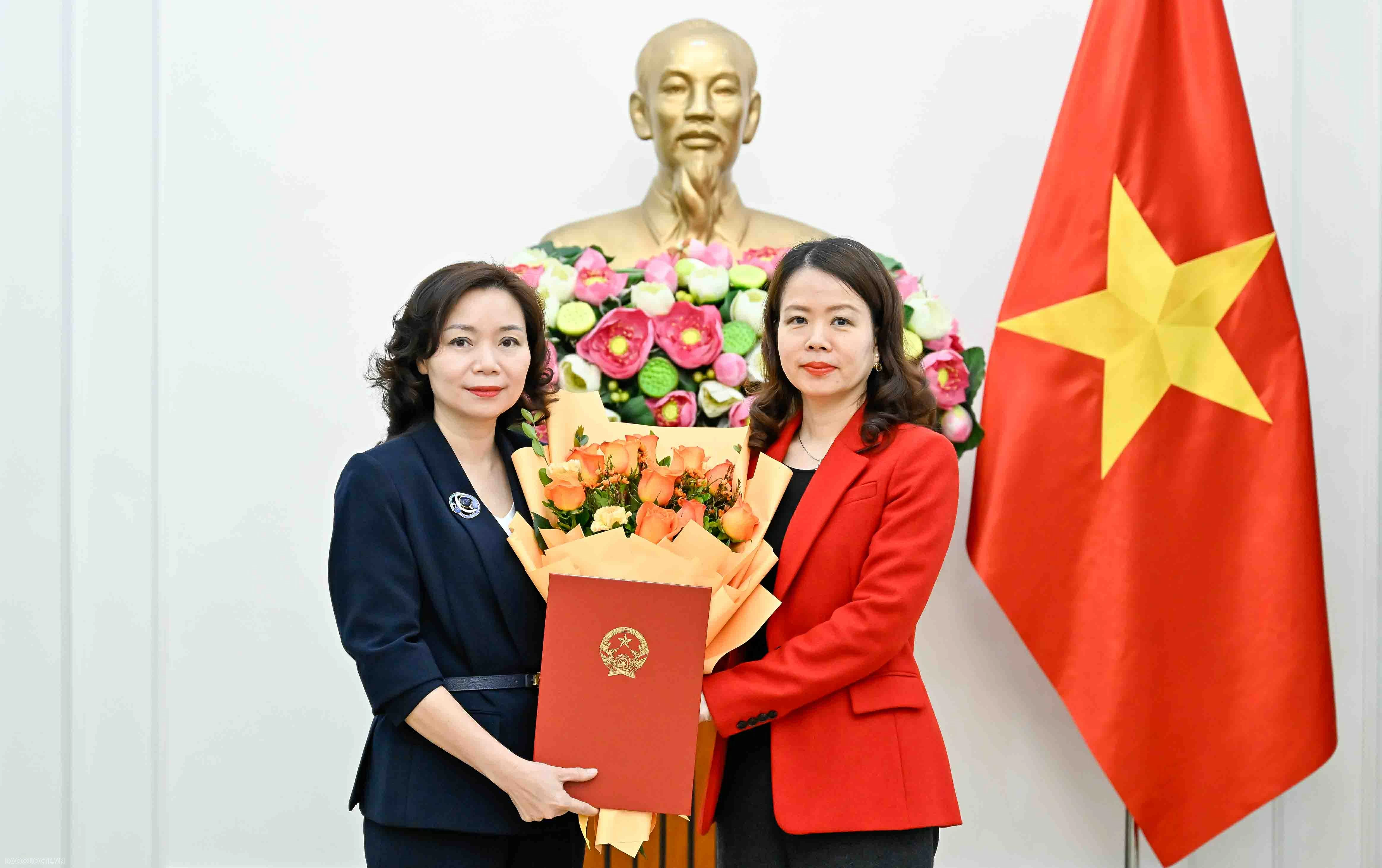 Thứ trưởng Ngoại giao Nguyễn Minh Hằng trao quyết định bổ nhiệm, điều động lãnh đạo cấp Vụ Thứ trưởng Ngoại giao Nguyễn Minh Hằng trao quyết định bổ nhiệm, điều động lãnh đạo cấp Vụ
