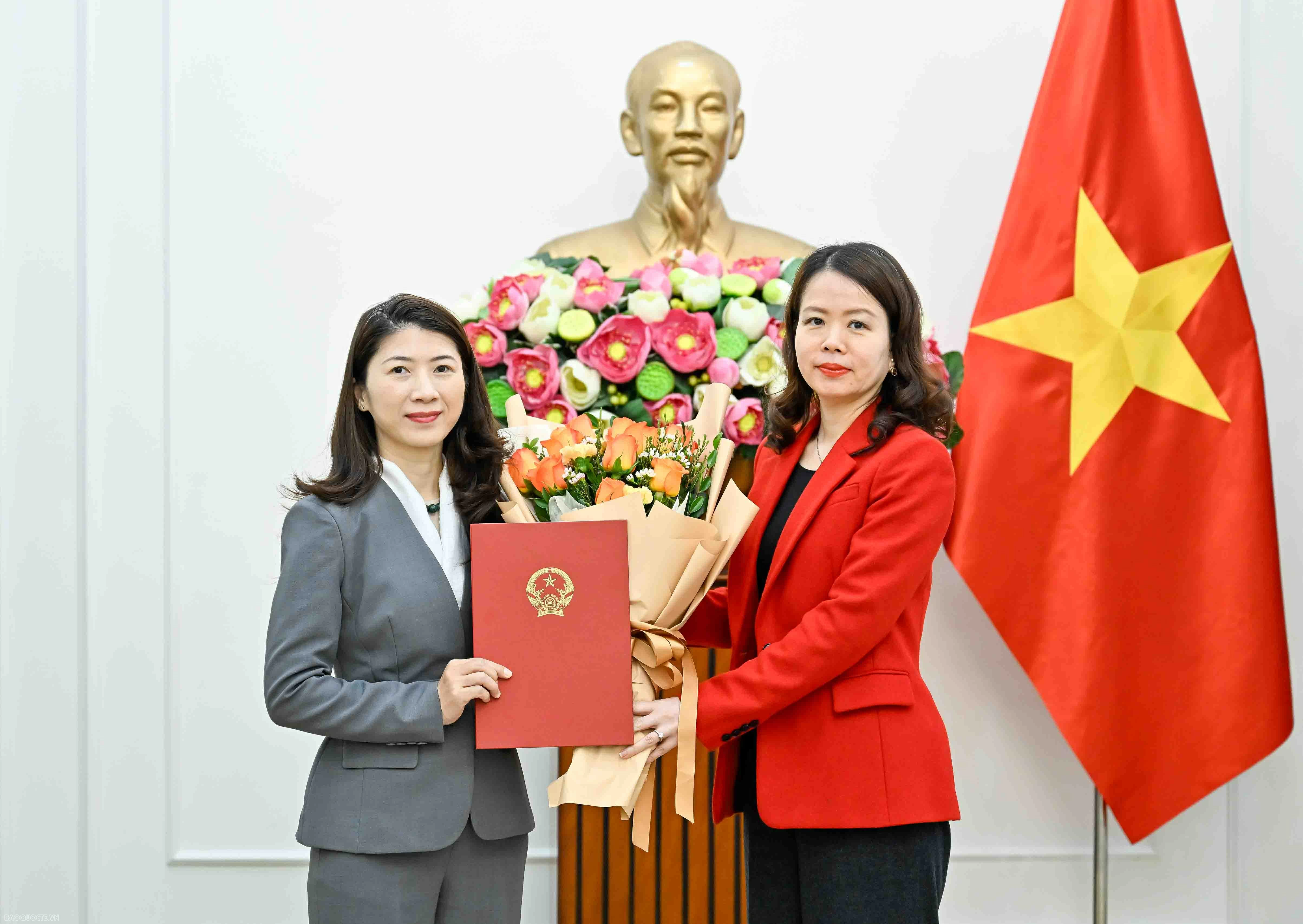 Thứ trưởng Ngoại giao Nguyễn Minh Hằng trao quyết định bổ nhiệm, điều động lãnh đạo cấp Vụ Thứ trưởng Ngoại giao Nguyễn Minh Hằng trao quyết định bổ nhiệm, điều động lãnh đạo cấp Vụ