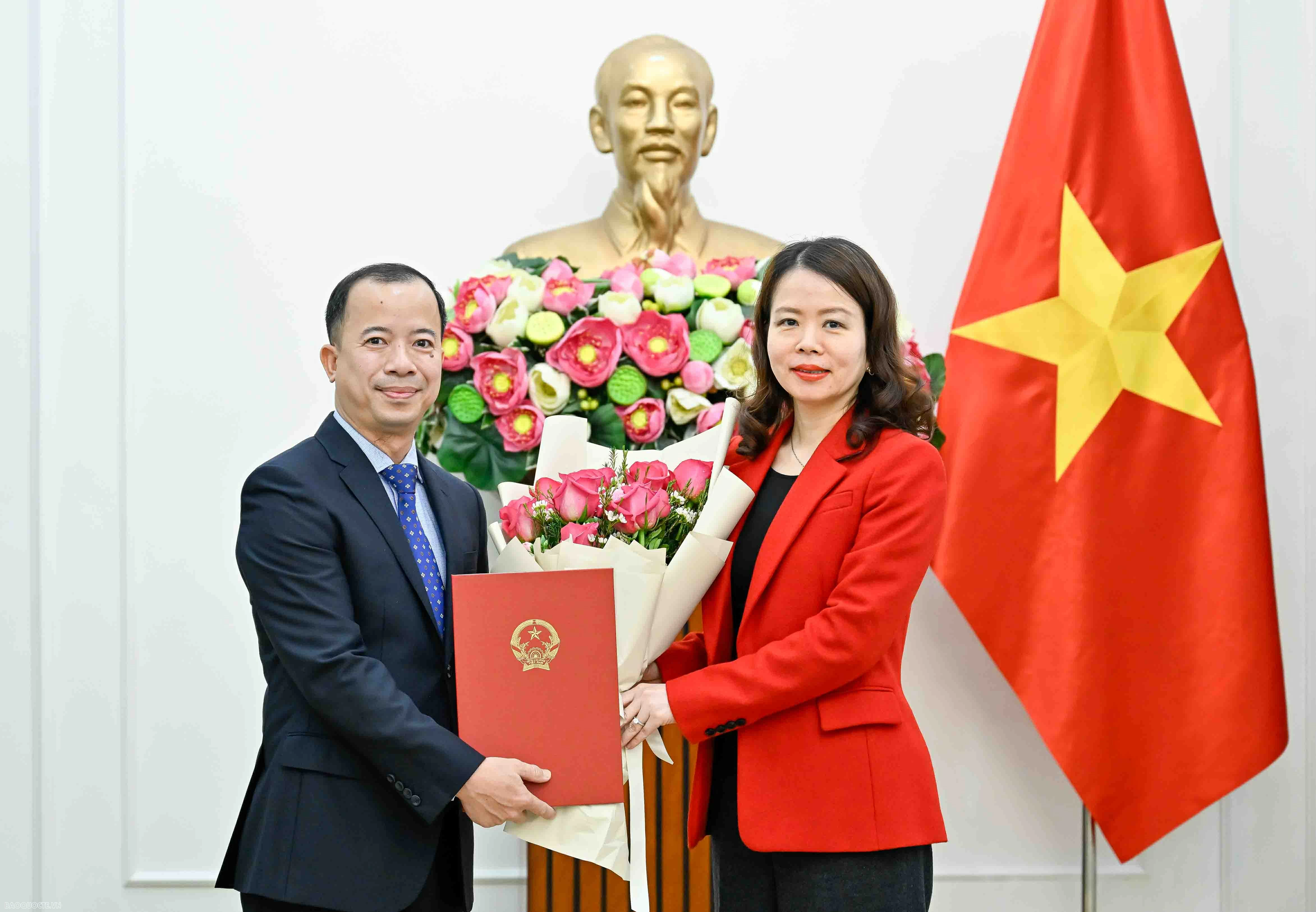 Thứ trưởng Ngoại giao Nguyễn Minh Hằng trao quyết định bổ nhiệm, điều động lãnh đạo cấp Vụ Thứ trưởng Ngoại giao Nguyễn Minh Hằng trao quyết định bổ nhiệm, điều động lãnh đạo cấp Vụ