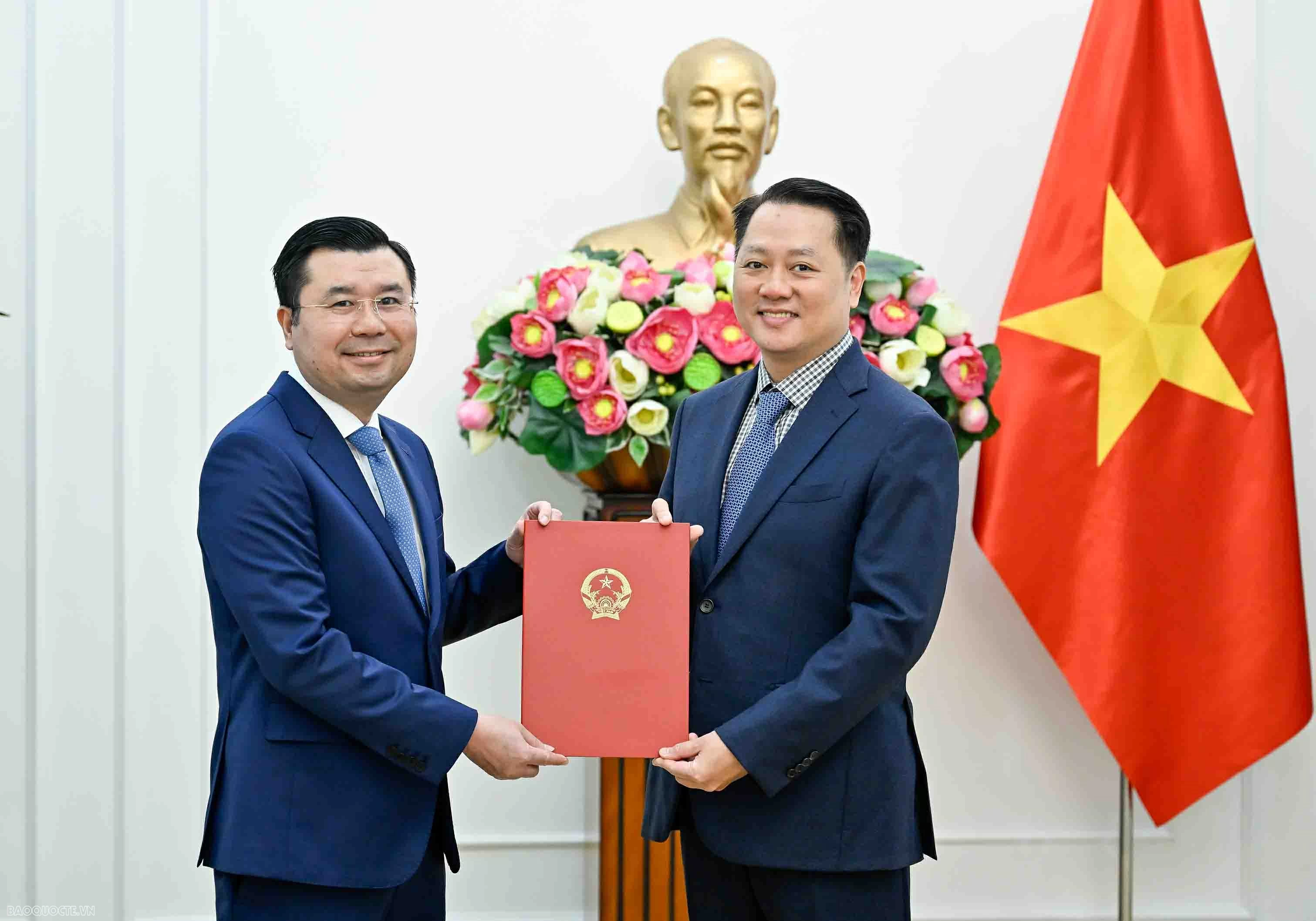 Thứ trưởng Ngoại giao Nguyễn Minh Hằng trao quyết định bổ nhiệm, điều động lãnh đạo cấp Vụ Thứ trưởng Ngoại giao Nguyễn Minh Hằng trao quyết định bổ nhiệm, điều động lãnh đạo cấp Vụ