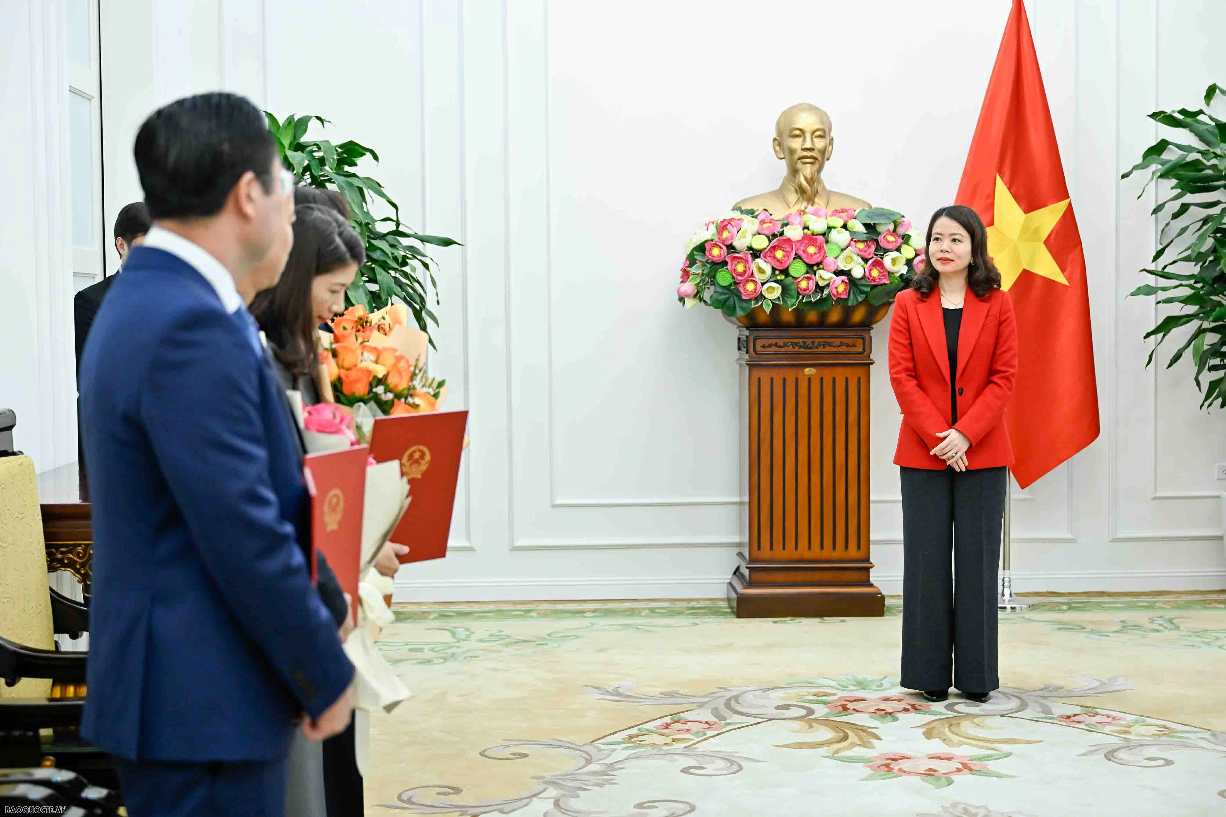 Thứ trưởng Ngoại giao Nguyễn Minh Hằng trao quyết định bổ nhiệm, điều động lãnh đạo cấp Vụ Thứ trưởng Ngoại giao Nguyễn Minh Hằng trao quyết định bổ nhiệm, điều động lãnh đạo cấp Vụ