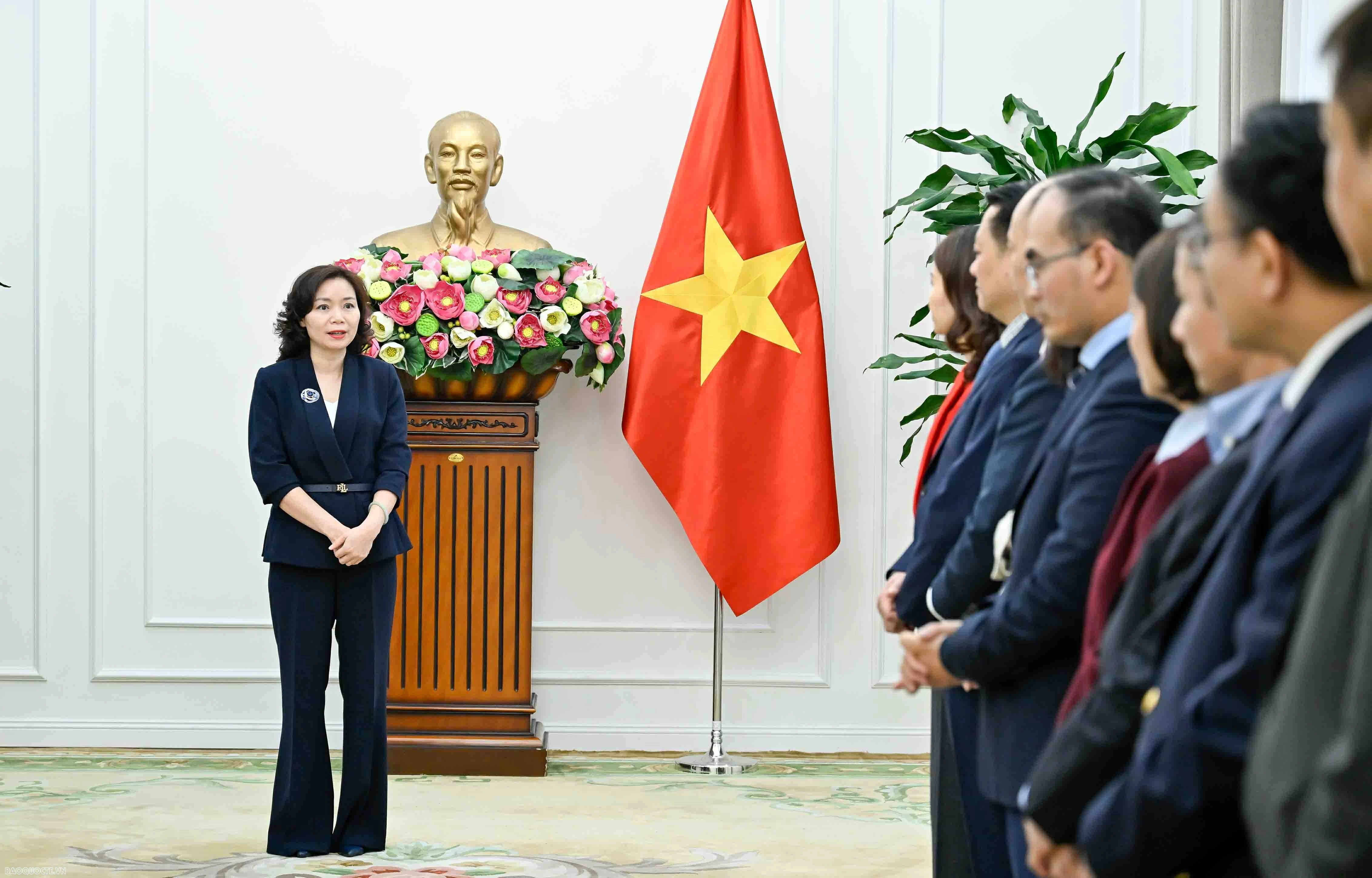 Thứ trưởng Ngoại giao Nguyễn Minh Hằng trao quyết định bổ nhiệm, điều động lãnh đạo cấp Vụ Thứ trưởng Ngoại giao Nguyễn Minh Hằng trao quyết định bổ nhiệm, điều động lãnh đạo cấp Vụ