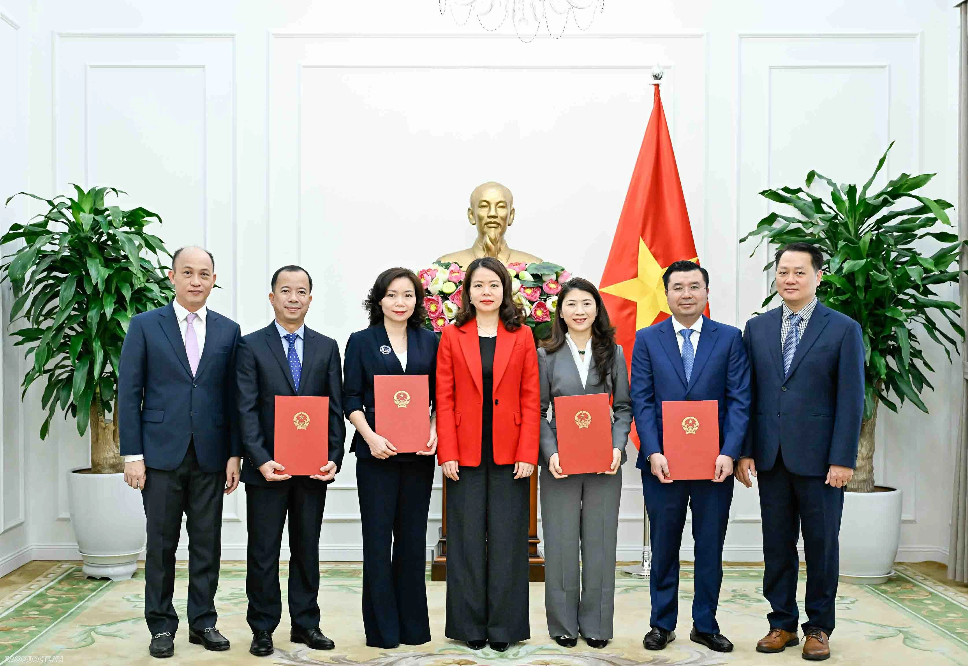 Thứ trưởng Ngoại giao Nguyễn Minh Hằng trao quyết định bổ nhiệm, điều động lãnh đạo cấp Vụ Thứ trưởng Ngoại giao Nguyễn Minh Hằng trao quyết định bổ nhiệm, điều động lãnh đạo cấp Vụ
