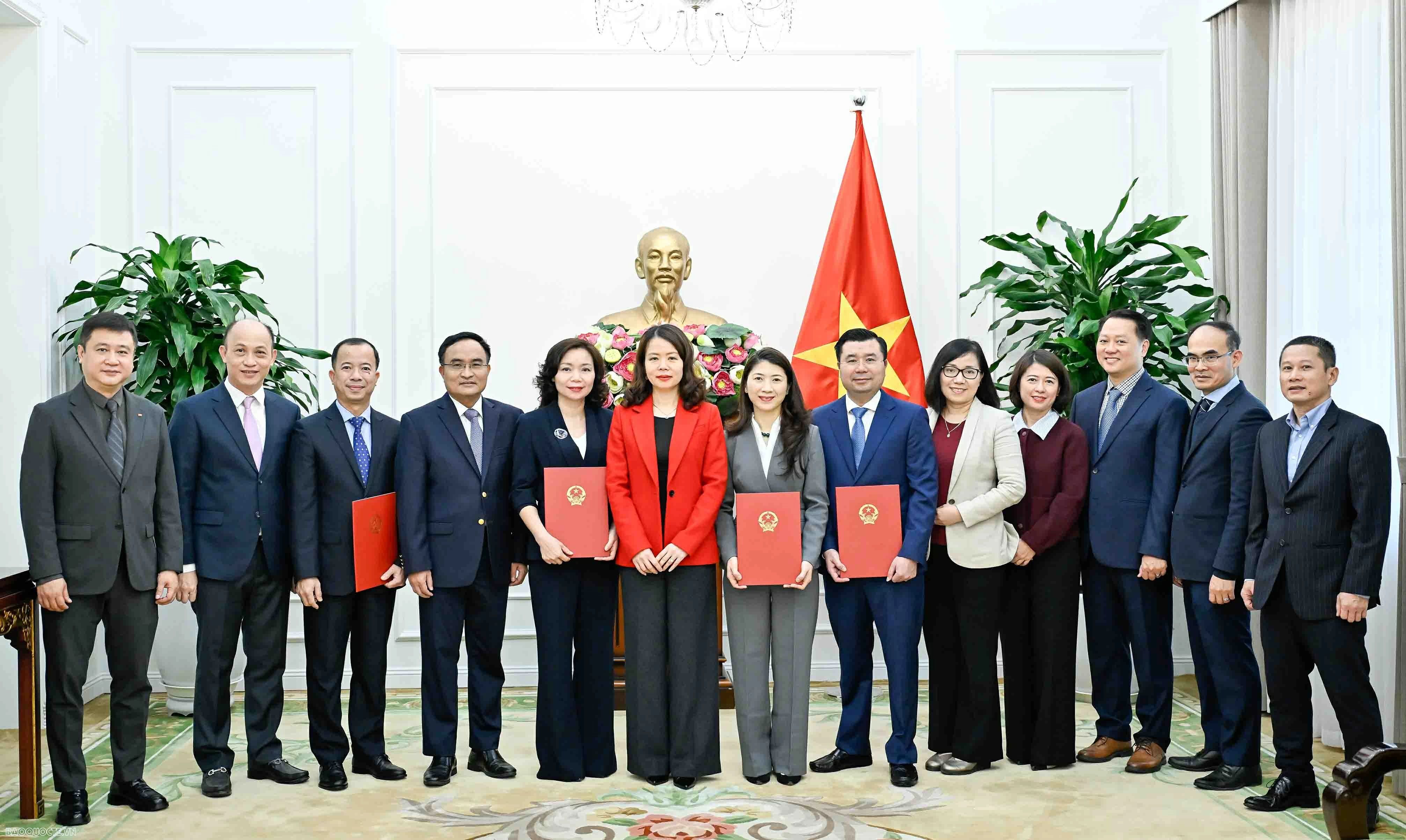 Thứ trưởng Ngoại giao Nguyễn Minh Hằng trao quyết định bổ nhiệm, điều động lãnh đạo cấp Vụ Thứ trưởng Ngoại giao Nguyễn Minh Hằng trao quyết định bổ nhiệm, điều động lãnh đạo cấp Vụ
