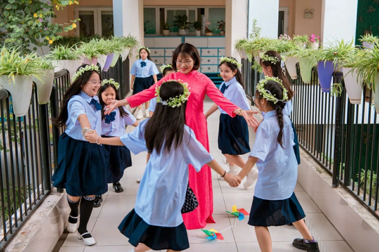 Khi giáo dục ở vị trí trung tâm: Tầm nhìn dài hạn và yêu cầu cấp thiết về chính sách cho nhà giáo Khi giáo dục ở vị trí trung tâm: Tầm nhìn dài hạn và yêu cầu cấp thiết về chính sách cho nhà giáo