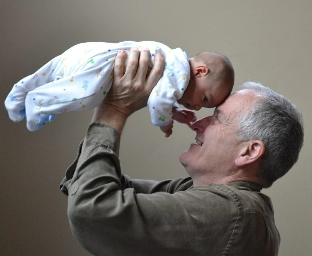 Hỗ trợ chăm sóc con cháu giúp người già có trí nhớ và kỹ năng ngôn ngữ tốt hơn đáng kể?