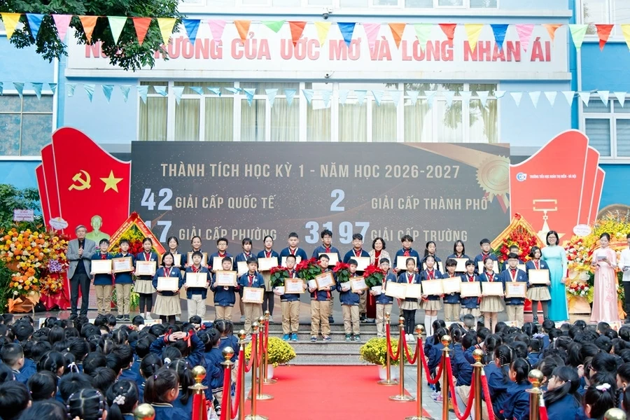 Trường Tiểu học Đoàn Thị Điểm được nhận danh hiệu Anh hùng lao động