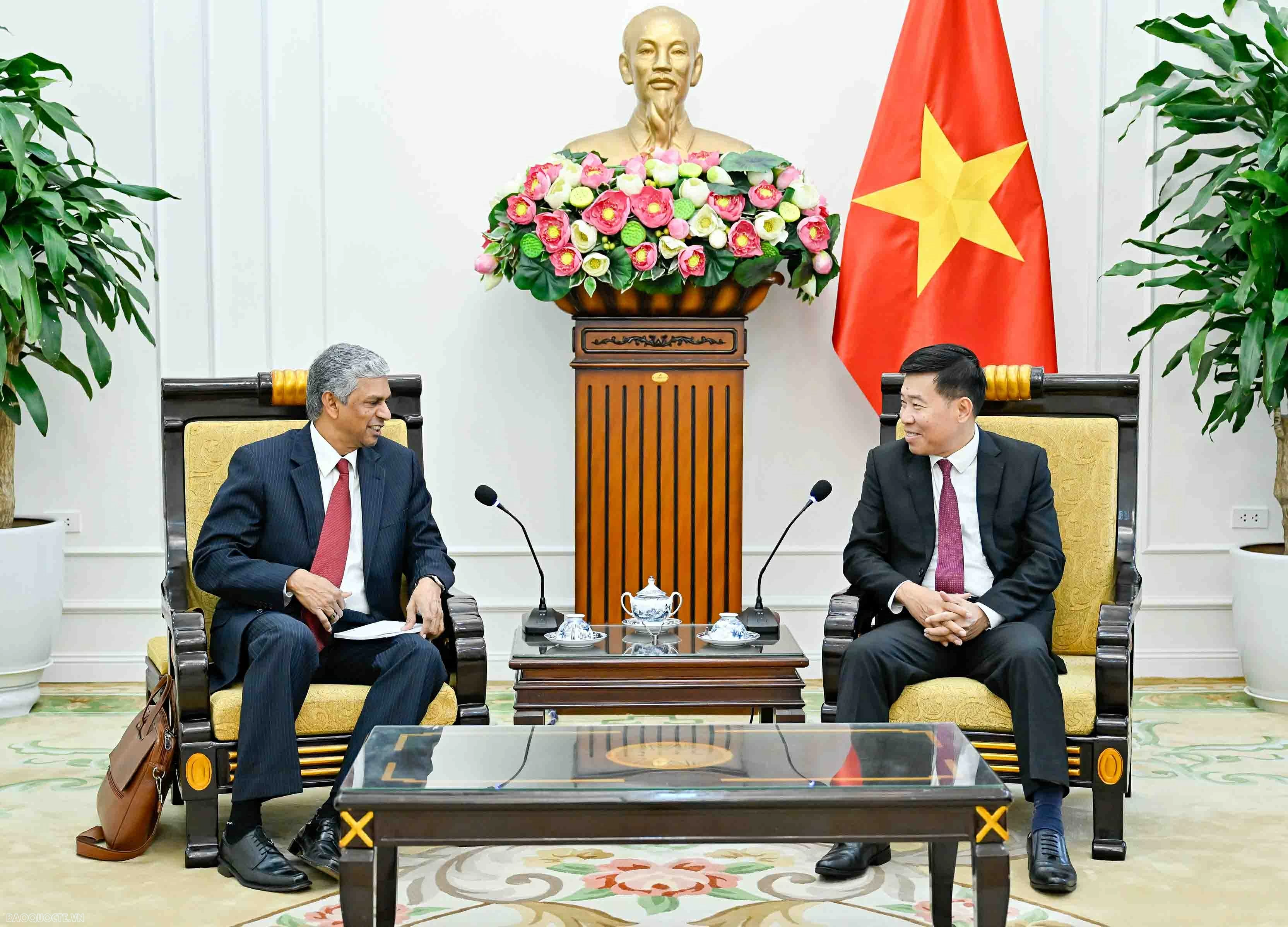 Thứ trưởng Ngoại giao Nguyễn Mạnh Cường tiếp Đại sứ Ấn Độ Thứ trưởng Ngoại giao Nguyễn Mạnh Cường tiếp Đại sứ Ấn Độ