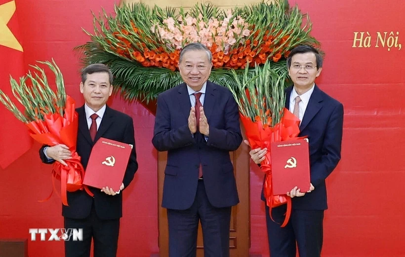 Công bố và trao Quyết định của Bộ Chính trị phân công, bổ nhiệm, chỉ định cán bộ