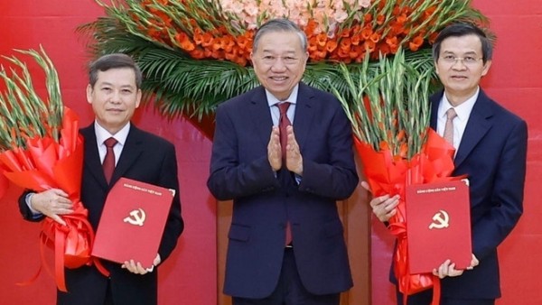 Công bố và trao Quyết định của Bộ Chính trị phân công, bổ nhiệm, chỉ định cán bộ