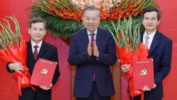 Công bố và trao Quyết định của Bộ Chính trị phân công, bổ nhiệm, chỉ định cán bộ