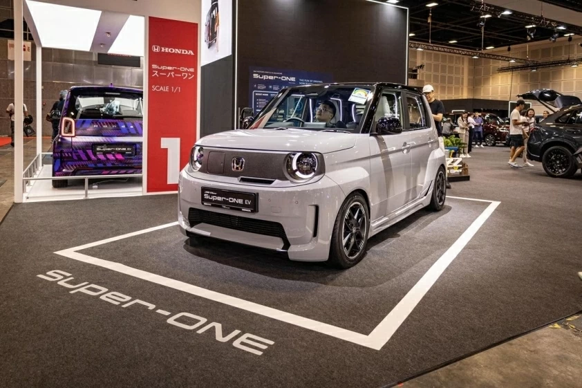 Super-ONE sử dụng mô-tơ điện dẫn động cầu trước, cho công suất 63 mã lực và mô-men xoắn 162 Nm. Super-ONE sử dụng mô-tơ điện dẫn động cầu trước, cho công suất 63 mã lực và mô-men xoắn 162 Nm.