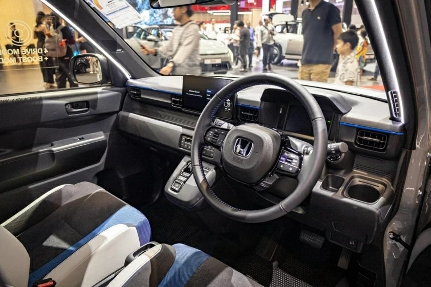 Honda trang bị cho Super-ONE màn hình trung tâm 9 inch hỗ trợ Apple CarPlay và Android Auto không dây.