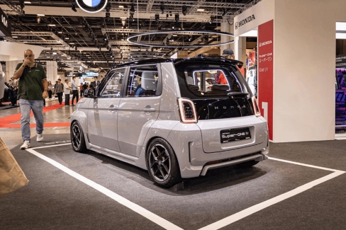 Super-ONE vẫn giữ lại những đặc trưng của dòng N-One như đèn pha tròn, đèn hậu LED khói. Super-ONE vẫn giữ lại những đặc trưng của dòng N-One như đèn pha tròn, đèn hậu LED khói.